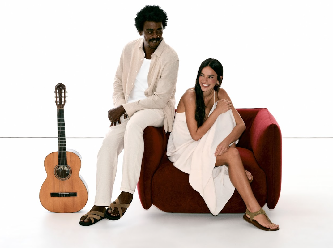 Hering celebra o Natal com hit brasileiro, O Descobridor dos Sete Mares, regravado por Bruna Marquezine e Seu Jorge